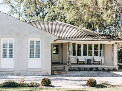 KIRRIEMUIR Burradoo Southern Highlands 4pm Check Out Sunday - Sydney Tourism 0