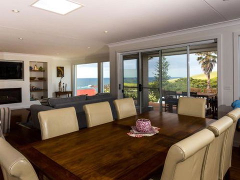 WHALE WATCH FOR FOUR Gerringong 4pm Check Out Sundays - Sydney Tourism 4