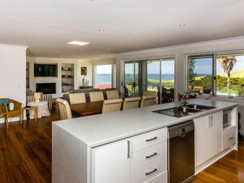 WHALE WATCH FOR FOUR Gerringong 4pm Check Out Sundays - Sydney Tourism 1