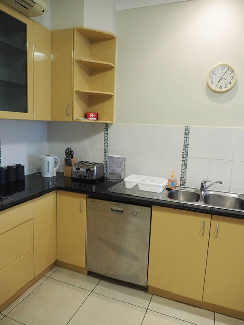 Queen Room With Airport Transfers Or Car Rental - Sydney Tourism 1