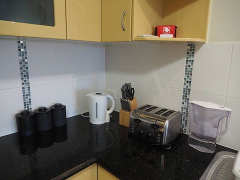 Queen Room With Airport Transfers Or Car Rental - Sydney Tourism 2