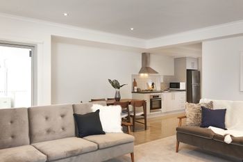 Sleek & Spacious Flat - Sydney Tourism 0