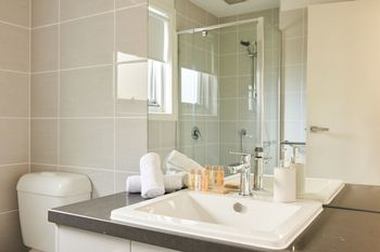 Sleek & Spacious Flat - Sydney Tourism 1