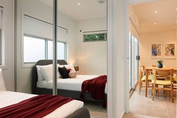 Open & Flowy 1 Bedroom Apartment In Chadstone - Sydney Tourism 4