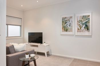 Open & Flowy 1 Bedroom Apartment In Chadstone - Sydney Tourism 3
