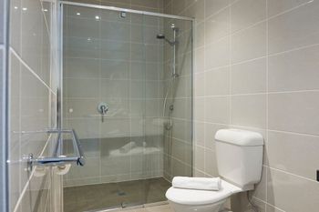 Open & Flowy 1 Bedroom Apartment In Chadstone - Sydney Tourism 5