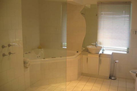 Under The Vines - Sydney Tourism 3