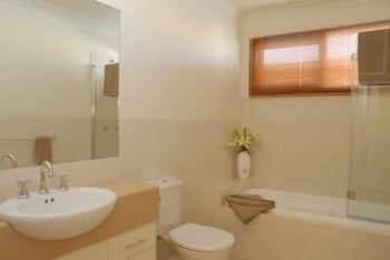 The Lakes Apartments - Sydney Tourism 3