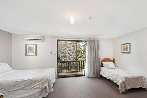 Martin Fields Beach Retreat - Sydney Tourism 7
