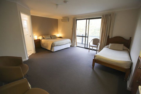 Martin Fields Beach Retreat - Sydney Tourism 3
