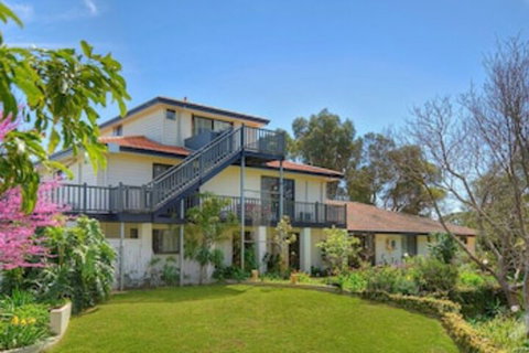 Martin Fields Beach Retreat - Sydney Tourism 0
