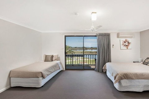 Martin Fields Beach Retreat - Sydney Tourism 5