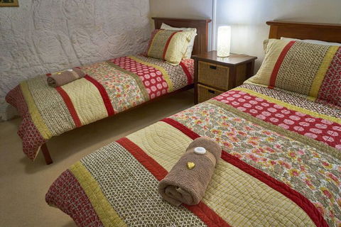 Underground Bed And Breakfast - Sydney Tourism 7