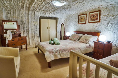 Underground Bed And Breakfast - Sydney Tourism 2