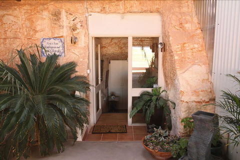 Underground Bed And Breakfast - Sydney Tourism 1