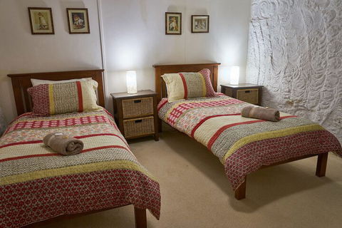 Underground Bed And Breakfast - Sydney Tourism 4