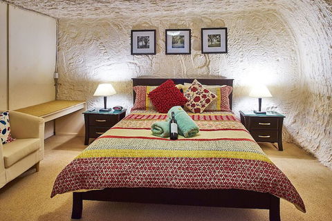 Underground Bed And Breakfast - Sydney Tourism 3