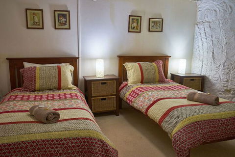 Underground Bed And Breakfast - Sydney Tourism 5