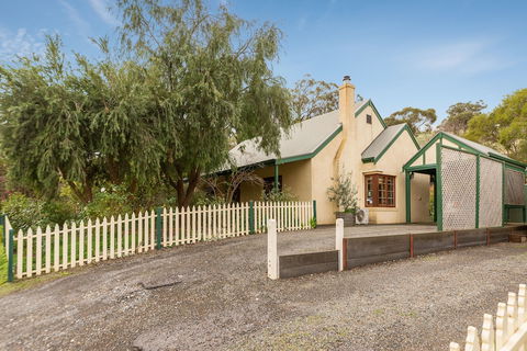 Country Pleasures B&B - Sydney Tourism 0