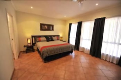 Ochre Moon B&B - Sydney Tourism 3