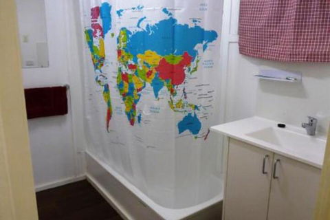 Holiday House Clermont - Sydney Tourism 4