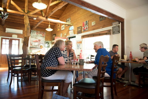 Idle In Cafe - Sydney Tourism 2