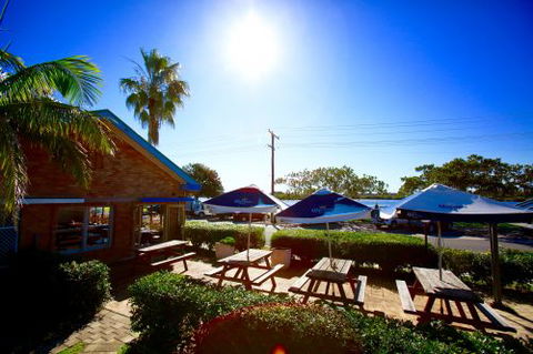 Tea Gardens Hotel–Motel - Sydney Tourism 1