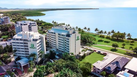 Holiday Inn Cairns Harbourside - Sydney Tourism 2