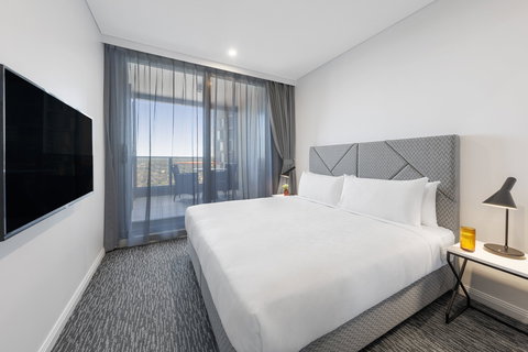 Meriton Suites George St - Sydney Tourism 7