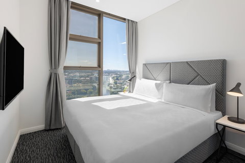 Meriton Suites George St - Sydney Tourism 1