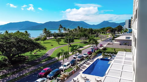 Holiday Inn Cairns Harbourside - Sydney Tourism 1