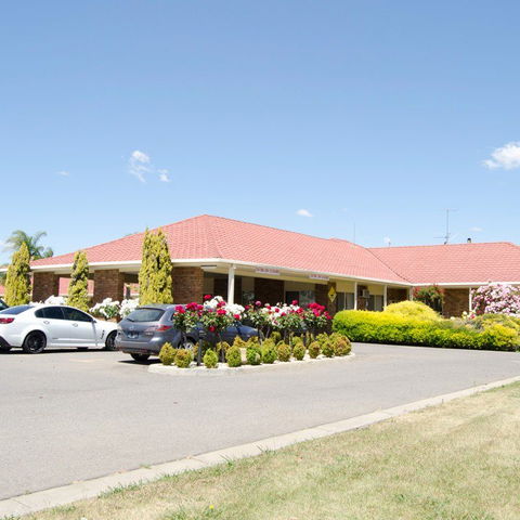 Pines Country Club Motor Inn - Sydney Tourism 0