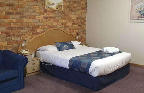 Pines Country Club Motor Inn - Sydney Tourism 2