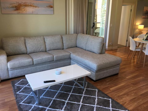 Beachside Luxury Apartments One & Two Bedroom In Beachfront Oaks Pier Building - Sydney Tourism 20