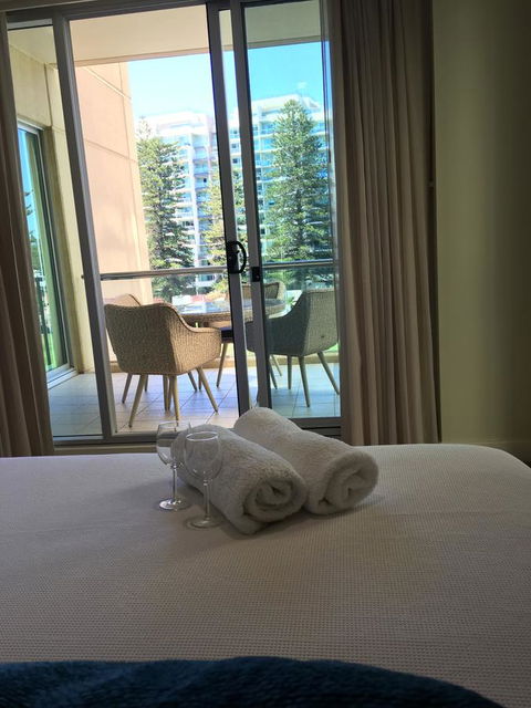 Beachside Luxury Apartments One & Two Bedroom In Beachfront Oaks Pier Building - Sydney Tourism 24
