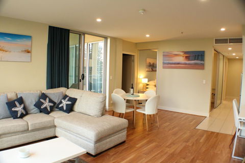 Beachside Luxury Apartments One & Two Bedroom In Beachfront Oaks Pier Building - Sydney Tourism 4