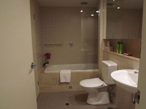 Beachside Luxury Apartments One & Two Bedroom In Beachfront Oaks Pier Building - Sydney Tourism 1