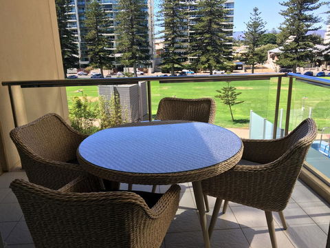 Beachside Luxury Apartments One & Two Bedroom In Beachfront Oaks Pier Building - Sydney Tourism 25