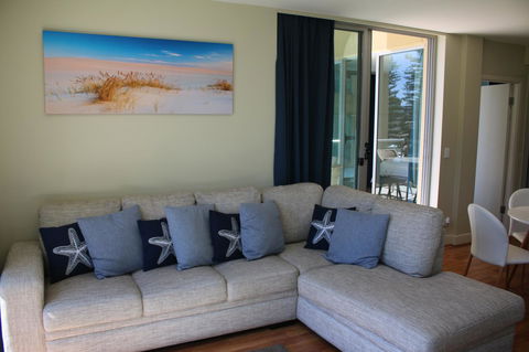 Beachside Luxury Apartments One & Two Bedroom In Beachfront Oaks Pier Building - Sydney Tourism 11