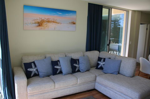 Beachside Luxury Apartments One & Two Bedroom In Beachfront Oaks Pier Building - Sydney Tourism 14