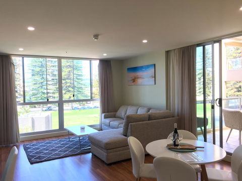 Beachside Luxury Apartments One & Two Bedroom In Beachfront Oaks Pier Building - Sydney Tourism 3