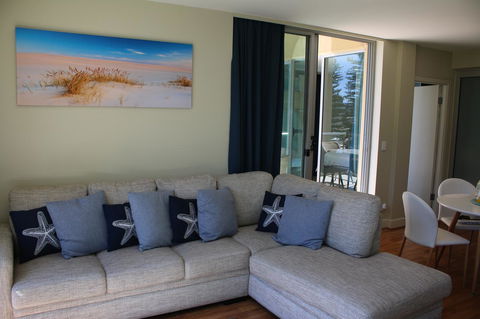 Beachside Luxury Apartments One & Two Bedroom In Beachfront Oaks Pier Building - Sydney Tourism 12
