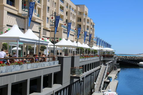 Beachside Luxury Apartments One & Two Bedroom In Beachfront Oaks Pier Building - Sydney Tourism 13