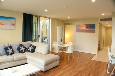 Beachside Luxury Apartments One & Two Bedroom In Beachfront Oaks Pier Building - Sydney Tourism 5