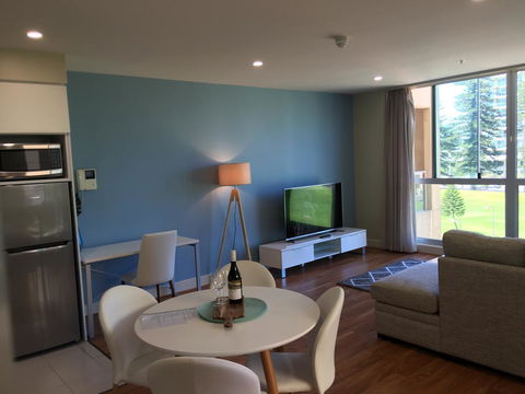 Beachside Luxury Apartments One & Two Bedroom In Beachfront Oaks Pier Building - Sydney Tourism 19