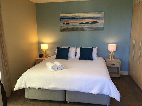 Beachside Luxury Apartments One & Two Bedroom In Beachfront Oaks Pier Building - Sydney Tourism 22