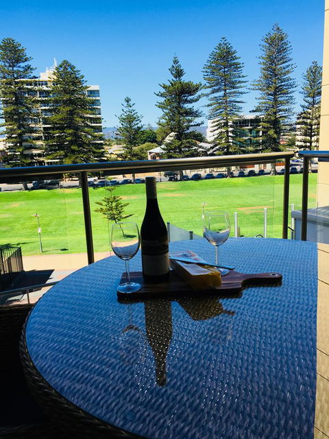 Beachside Luxury Apartments One & Two Bedroom In Beachfront Oaks Pier Building - Sydney Tourism 26
