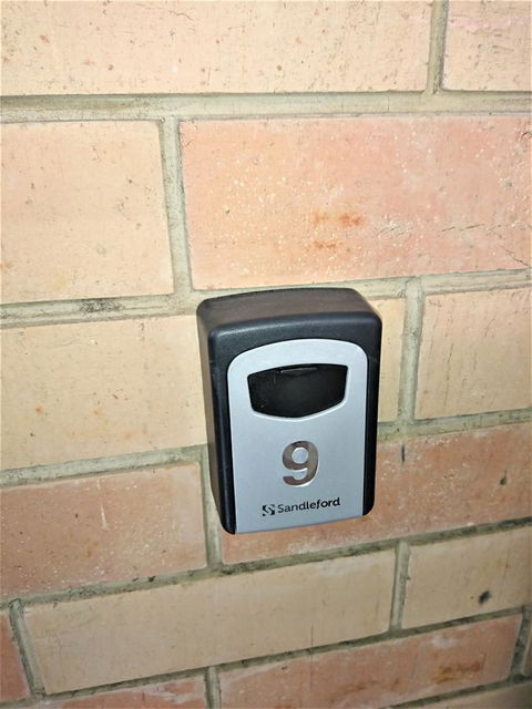Hi 5 Glenelg Studio Apartment - Sydney Tourism 13