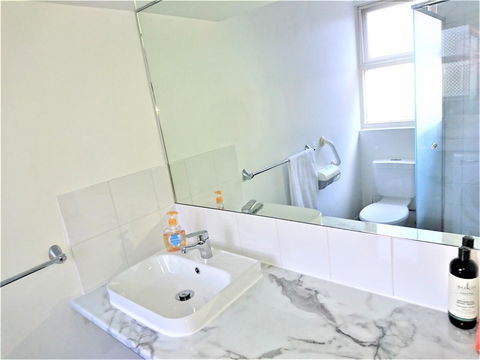Hi 5 Glenelg Studio Apartment - Sydney Tourism 9