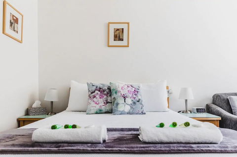 Hi 5 Glenelg Studio Apartment - Sydney Tourism 1